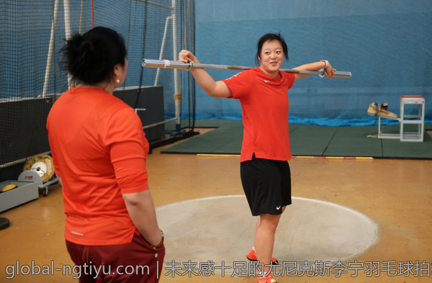 未来感十足的尤尼克斯李宁羽毛球拍2026新品震撼上市