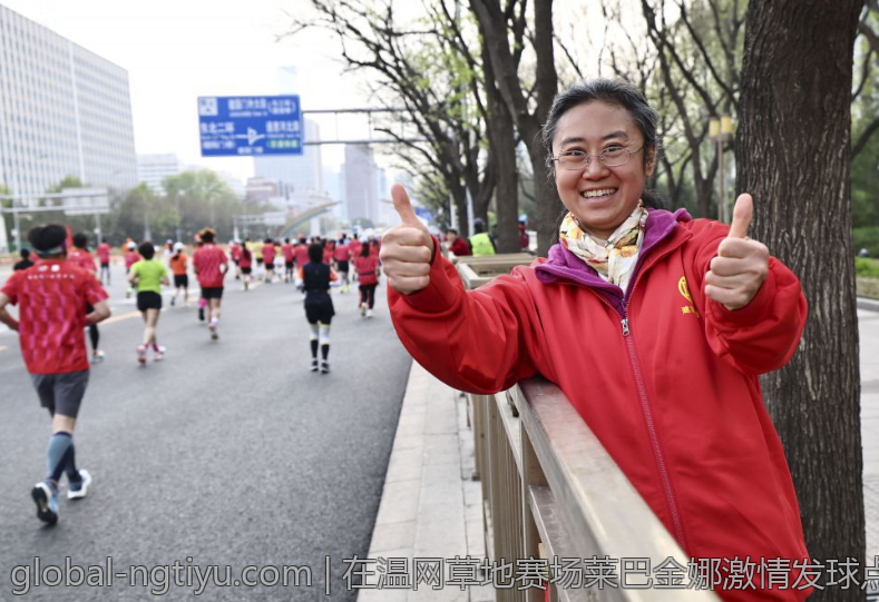 在温网草地赛场莱巴金娜激情发球点燃全场